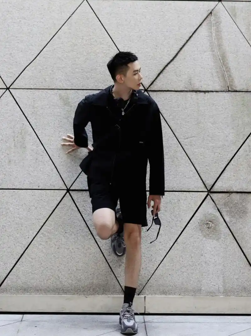 男生秋季all back禁欲系穿搭,简直太哇塞了~ 一身纯黑的行头, 走在