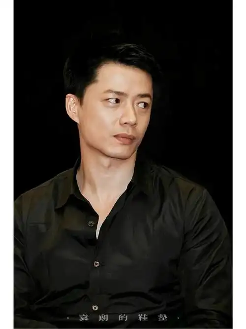 段奕宏的平衡感#年轻时的段奕宏虽长相青涩,但我们还是能从一个焉神