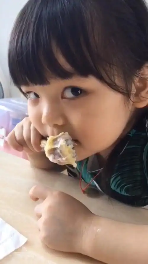 今天是啃鸡腿的小女孩97,看着有没想再来碗米饭989898