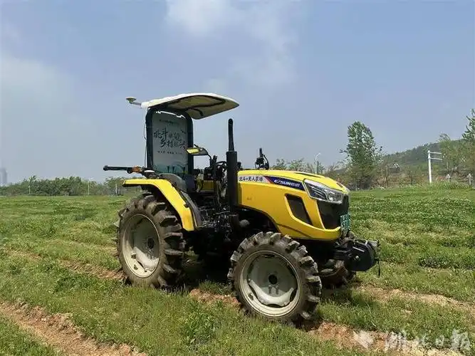 无人驾驶的拖拉机便驶向试验场地.(湖北日报全媒记者 许旷 摄)