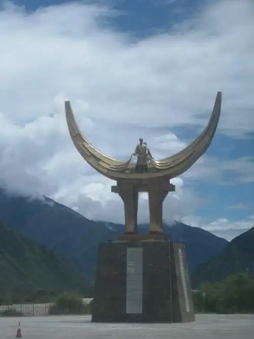 中午来到工布江达县城吃午饭,这是该县的标志景观.