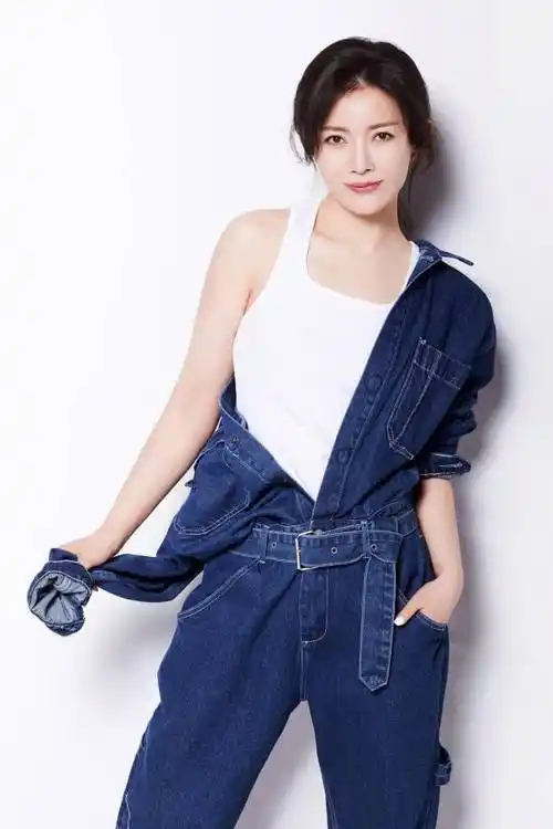 演员刘敏发布白t牛仔造型写真 参演剧《民国大侦探》热播中_北京_刘敏