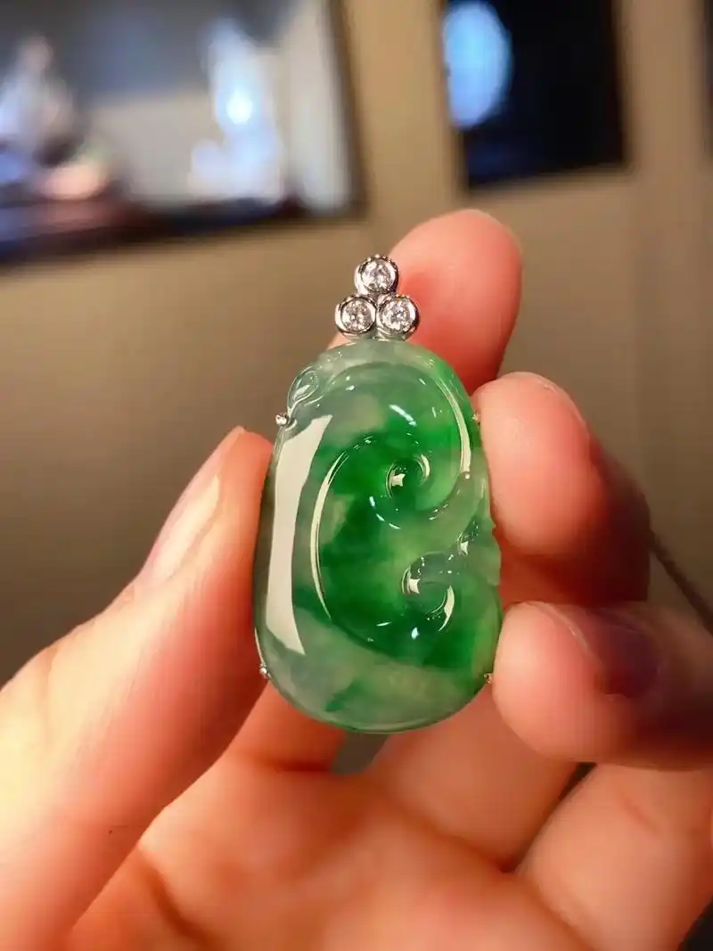 回本清货!小小价出01.绿高冰种翡翠如意吊坠 这 - 抖音
