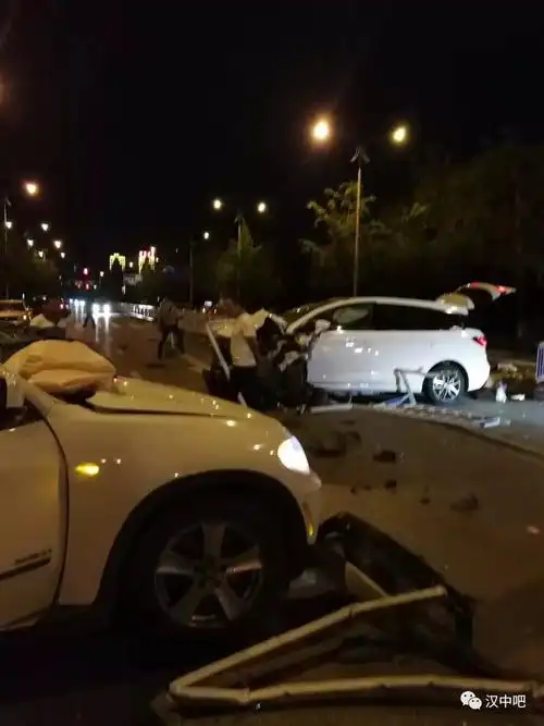 汉中昨夜车祸惨不忍睹