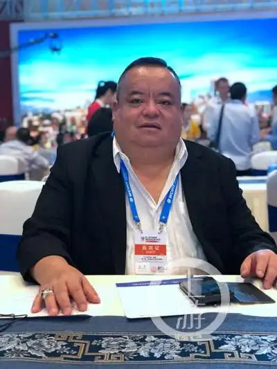 "来自韩国的参展商李成宇呼唤同行的伙伴在大厅"扫一扫"印满企业