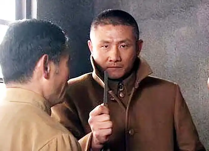 不仅如此,他还是一位"学霸"级人物,拥有北电表演硕士,北京师范大学