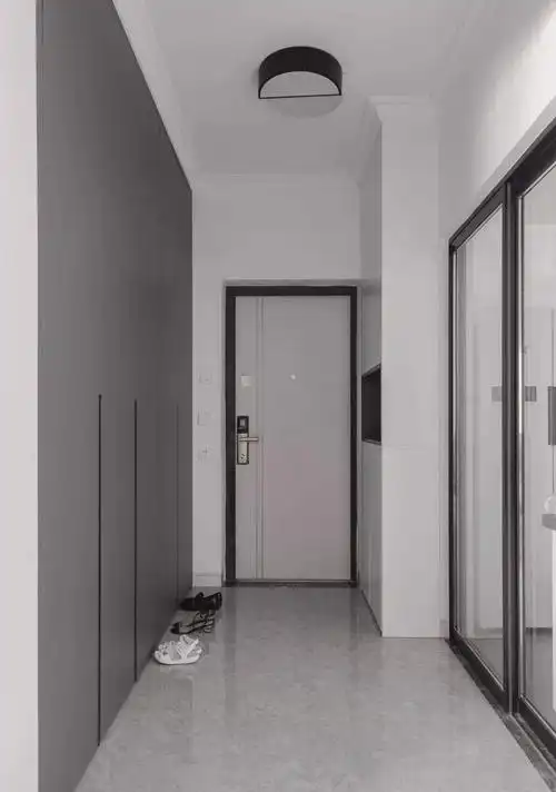 岩板搭配大理石瓷砖倍感舒适放松,极窄边框玻璃门让空间更浅灰色地板