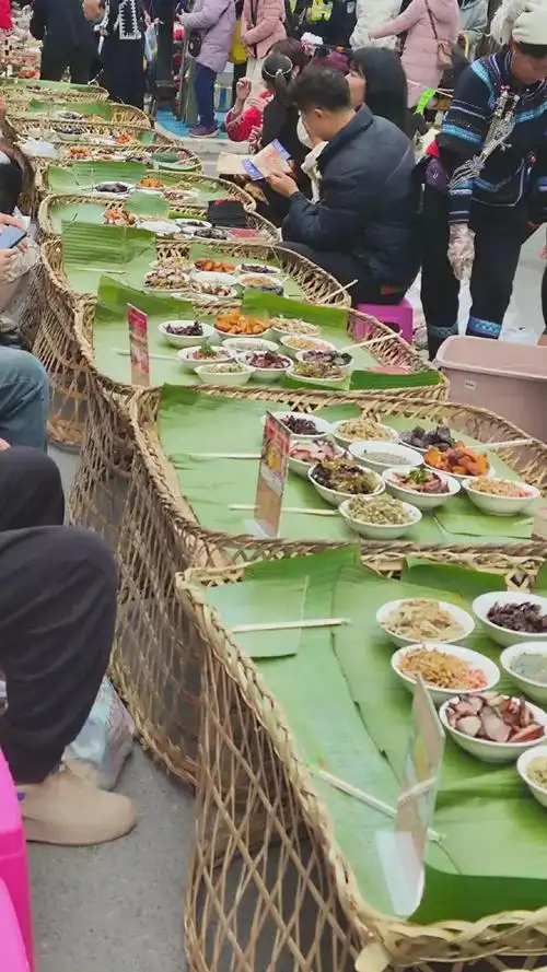 云南省红河州绿春县喜迎哈尼新年 设宴席四千余桌万人共享长街宴