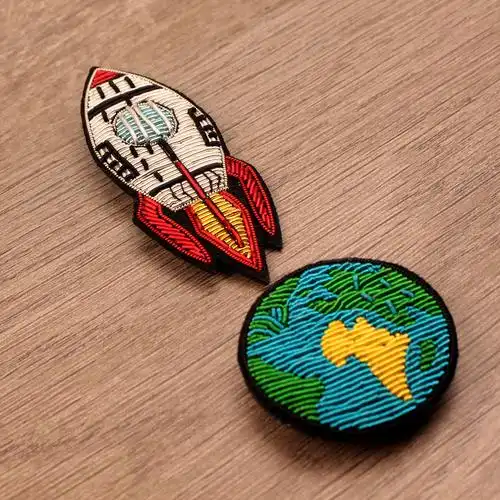 手工金属丝刺绣探索宇宙太空飞船火箭胸针胸花领针配饰礼品徽章