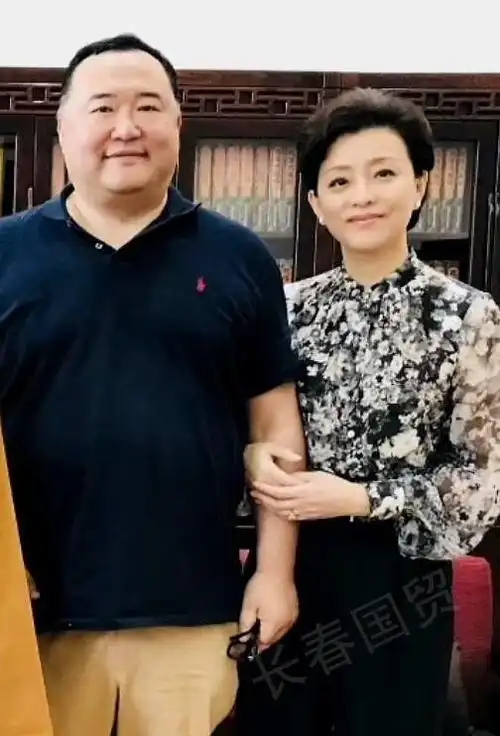 杨澜牵手老公现身机场穿的很普通就像个老年人