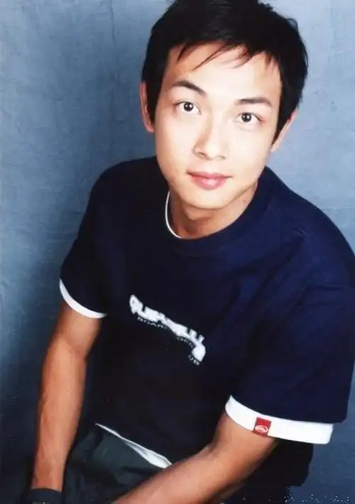 >梁竞徽 i>(oscar leung) /i>,原名梁烈唯,1979年3月26日生于中国香港