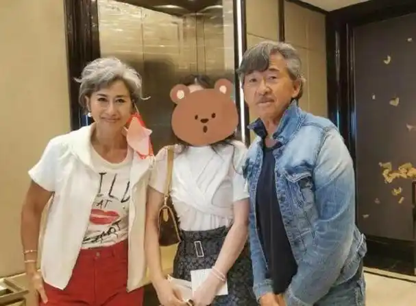 76岁林子祥近况曝光,携妻子叶倩文参加聚会,被传身家过亿住豪宅