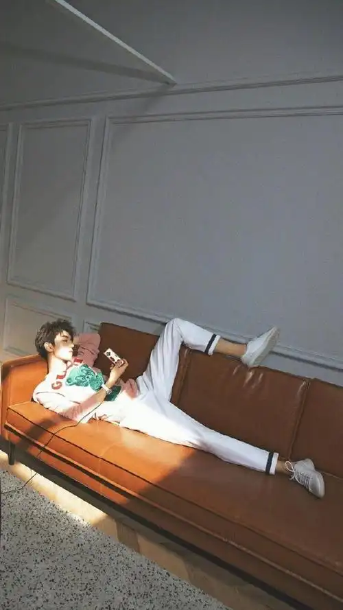 王俊凯躺姿图片合集,您的睫毛精已上线