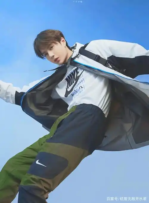 王一博代言新款nike,白衣少年,帅气活泼感十足!