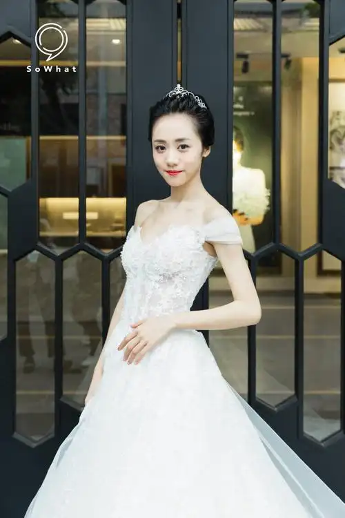 这件古典宫廷公主风,一字肩加长拖尾蕾丝婚纱,再配上干净整洁的公主头