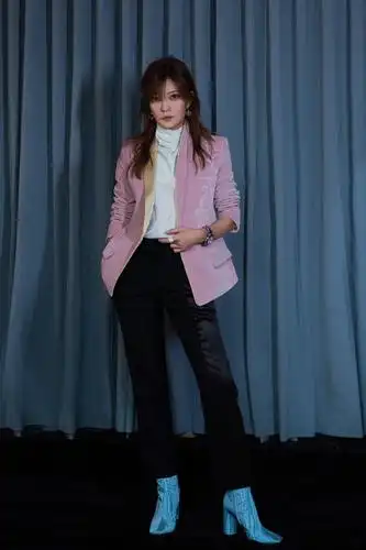 赵薇内搭巧穿守护冬日温暖赵薇西装造型大气温柔