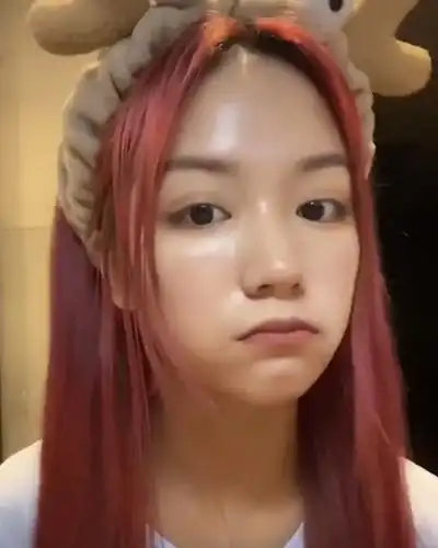 终于找到了一个她素颜出镜的照片,原以为像刀小刀这么高颜值的女孩