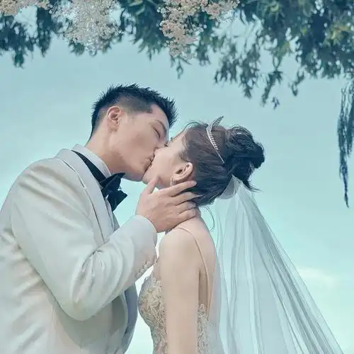 窦骁求婚视频被曝粤语歌曲深情告白单膝跪地亲吻何超莲求婚