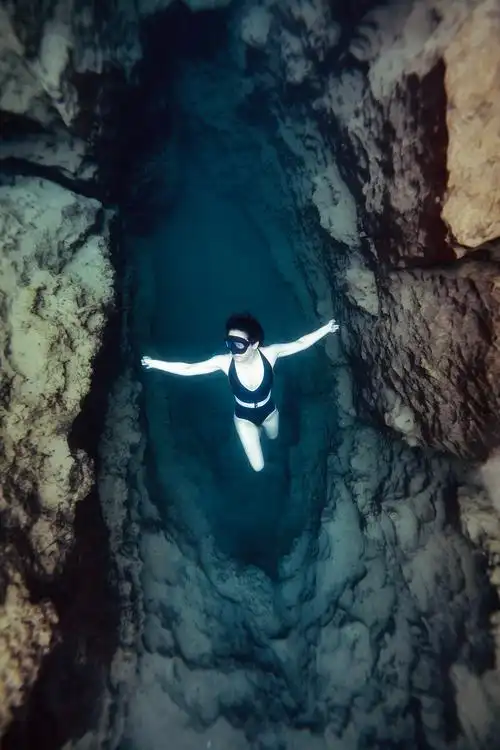 坠入深渊雨天的恶魔之眼fallingindeep