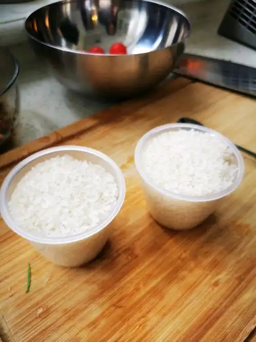 两人份的煲仔饭,用大米两小碗,大约300克,一人