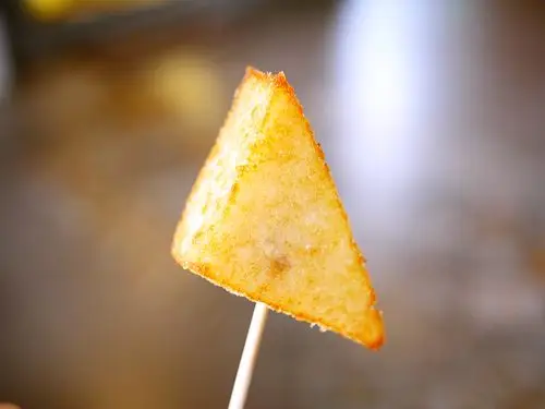 金黄色的三角粿,看起来特别诱人