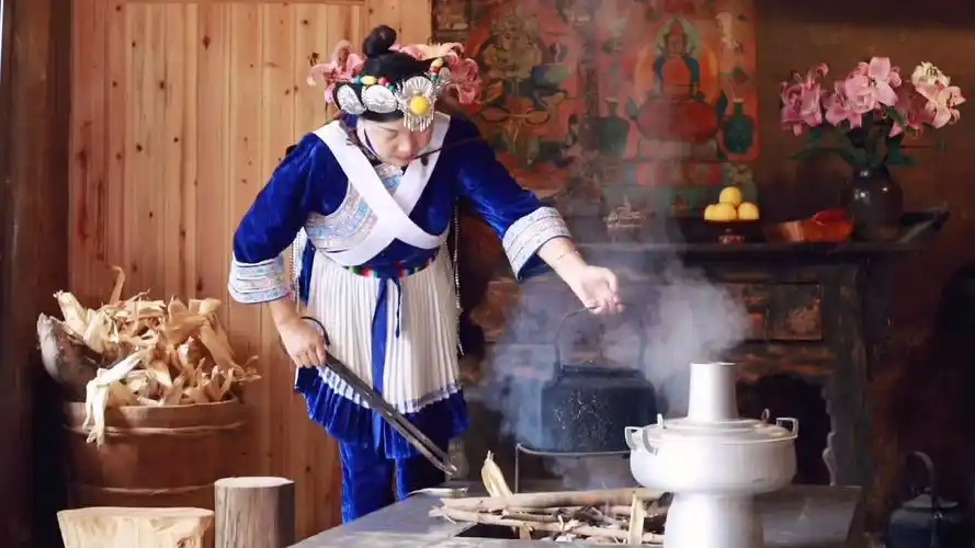 纳西族游牧民族的特色美食纳西奶锅三