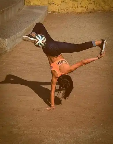 可否一战?国外妹子秀花式足球走红!