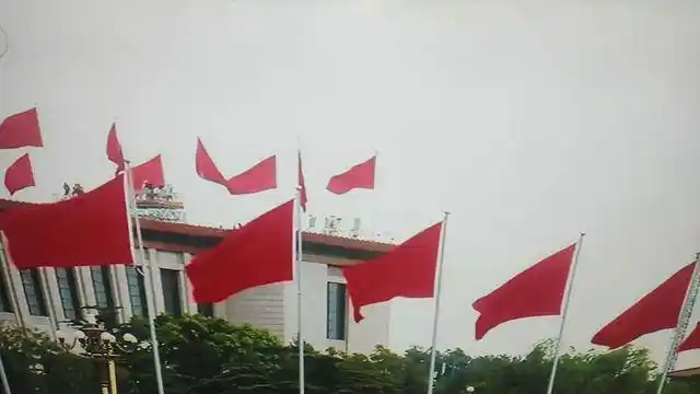 五星红旗迎风飘扬