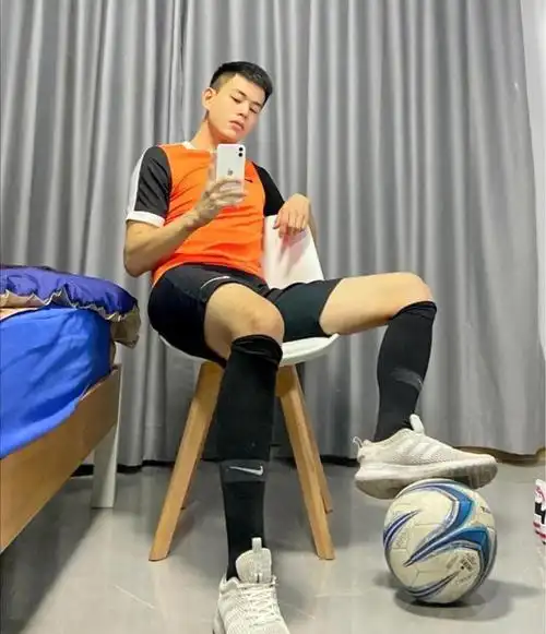 很单纯的一位男生,平时除了和好兄弟打打球外,就是玩游戏和自拍照片