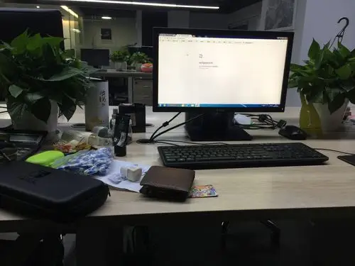 【圣诞节】一个人在办公室值夜班