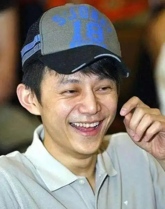 何炅的岁月变迁 何炅在长沙春晚分会场的彩排期间被拍到了生图,这些生