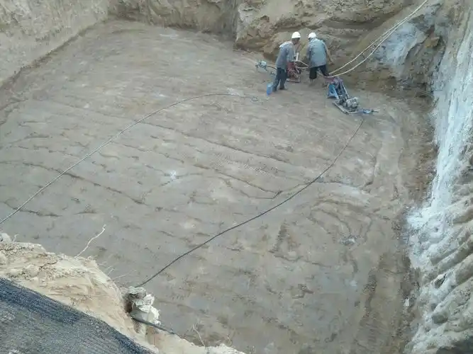 工队对张桥加油站油罐区进行三七灰土回填!