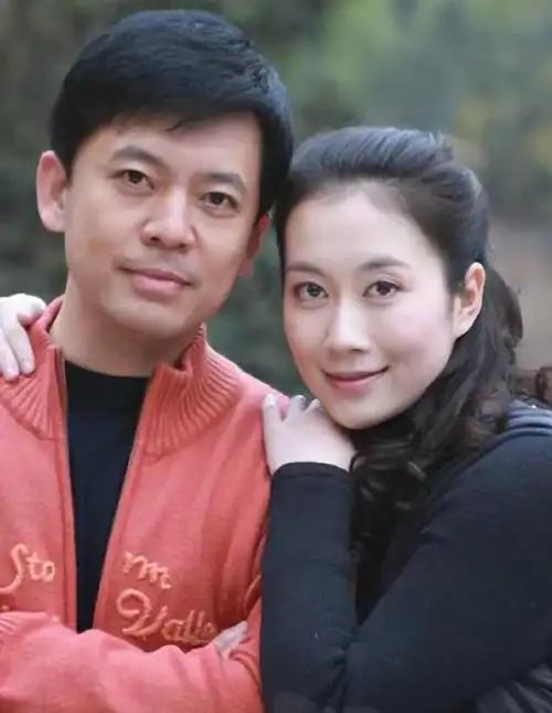 国家一级演员何政军为啥出道至今无绯闻看他老婆就明白了