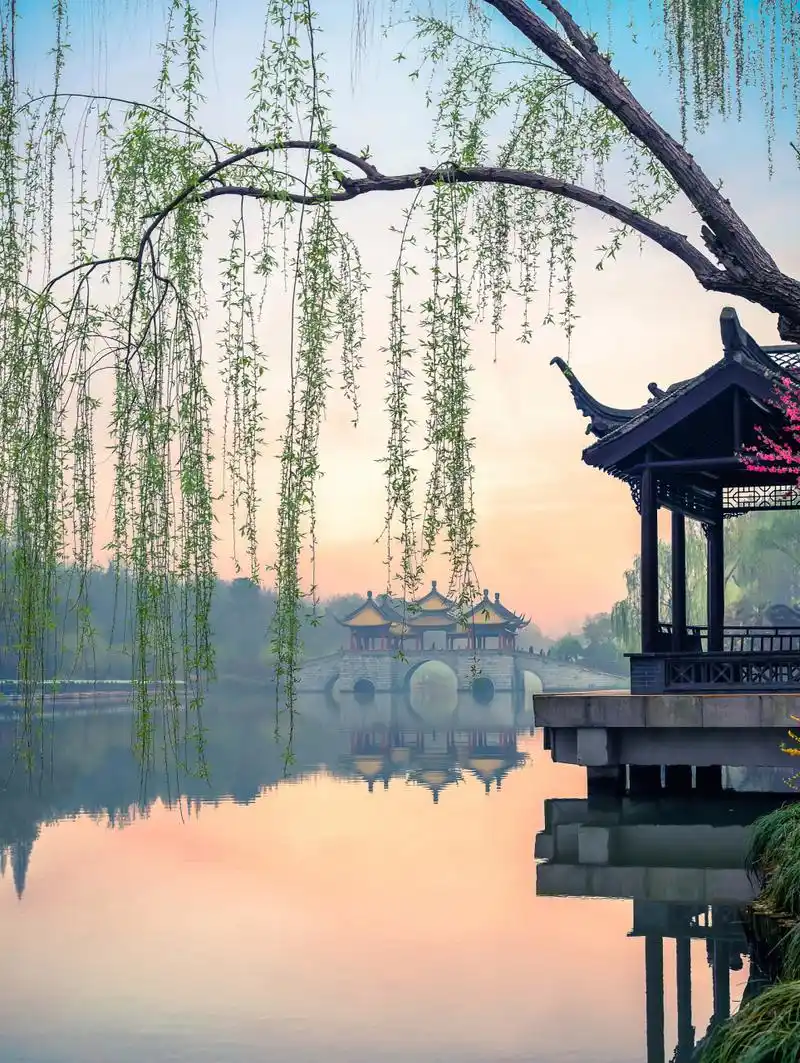 杭州西湖因秀丽的湖光山色和众多的名胜古迹闻名中外