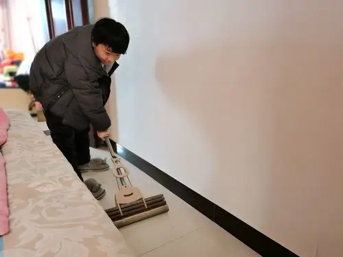 在家闲暇之余我会拖拖地,打扫一下卫生,我也是家里的一份子,需要承担