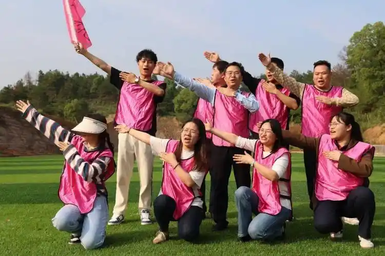 并设计出富有创意又极具个性的队徽,队形和口号