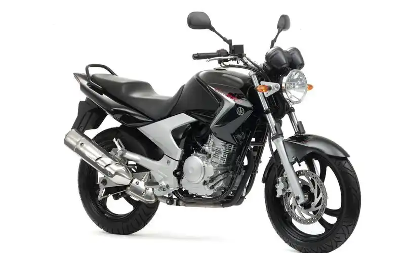 雅马哈250跨骑摩托车