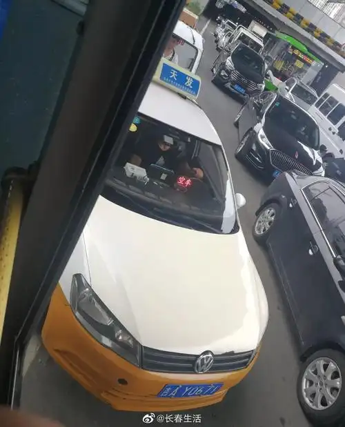 网友:长春出租车有多牛,后面拉着客,上面空车牌显示有客