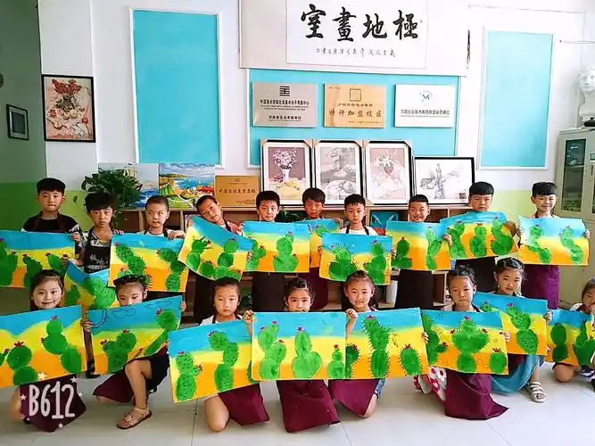 孩子在一张张白纸上画画,画出笨拙的自由,画下一只永远不会流泪的眼睛