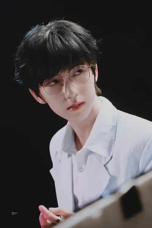 贺峻霖金丝眼镜造型好苏