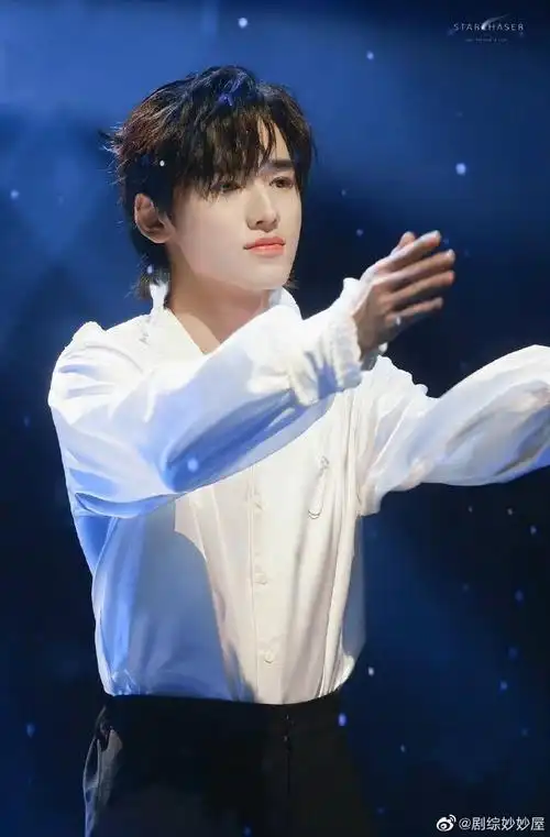 扎个小辫好可爱,氛围感十足～弟弟好阳光#宋亚轩无尽的冒险舞台饭拍