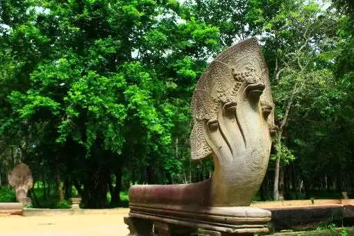 纳迦(蛇神)本梅利亚遗址的雕像