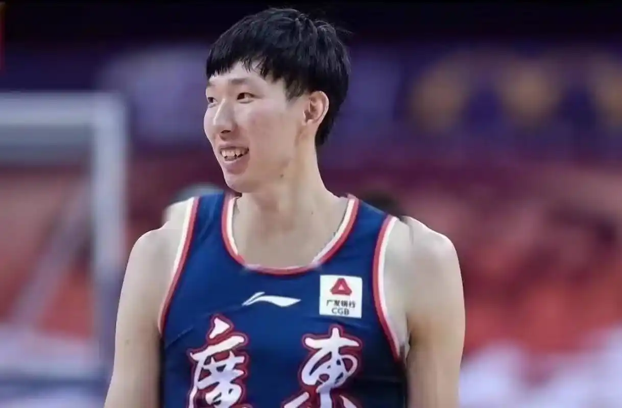 周琦穿着广东球衣的样子,过分了,这个明显是p的,他还没去呢! 但是,下