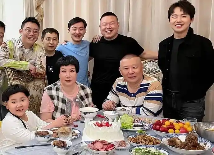 郭德纲晒全家福为女子庆生,一句话显露家庭联系,德云社成员祝贺_王惠
