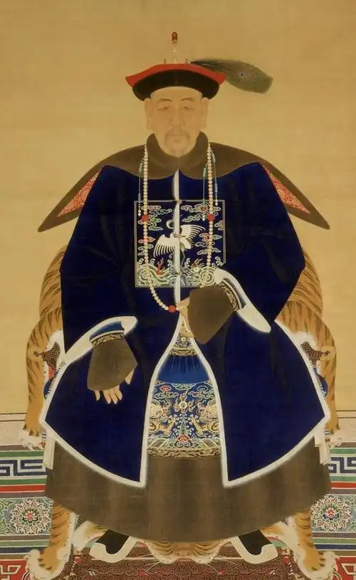 行服吉服朝服朝服清代是官员服装规定最严格最细致的朝代,他们的官服