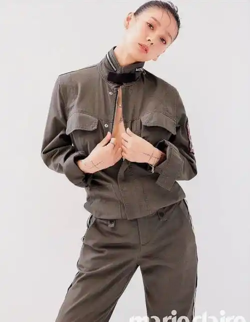 "国民妖精"李孝利拍品牌画报,连换八套造型,这背头真学不来!