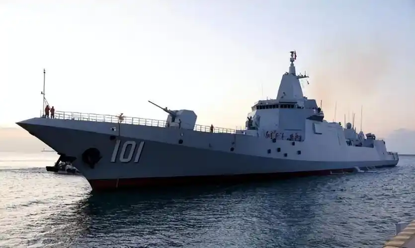 中国海军的主力舰艇还是052c和052d型导弹驱逐舰,虽然也是"盾舰",但是