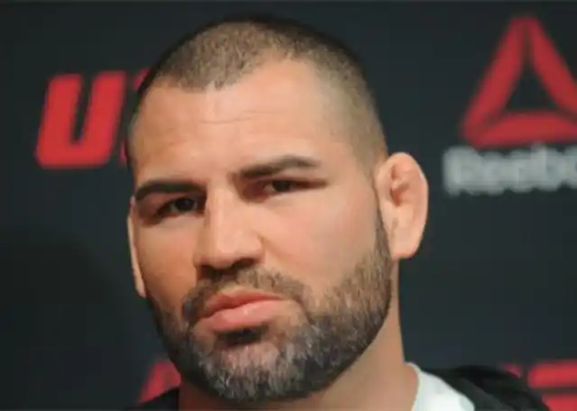 凯恩之所以耳朵这样是因为他们经常训练摔跤,地面技术,或者是在比赛中