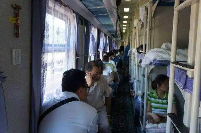 火车卧铺车厢男女混住的问题让你尴尬过吗?为何不把男女分开呢?