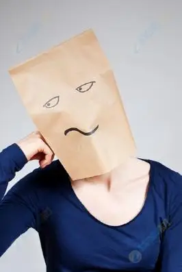 头戴无奈表情纸袋的女子高清图片下载